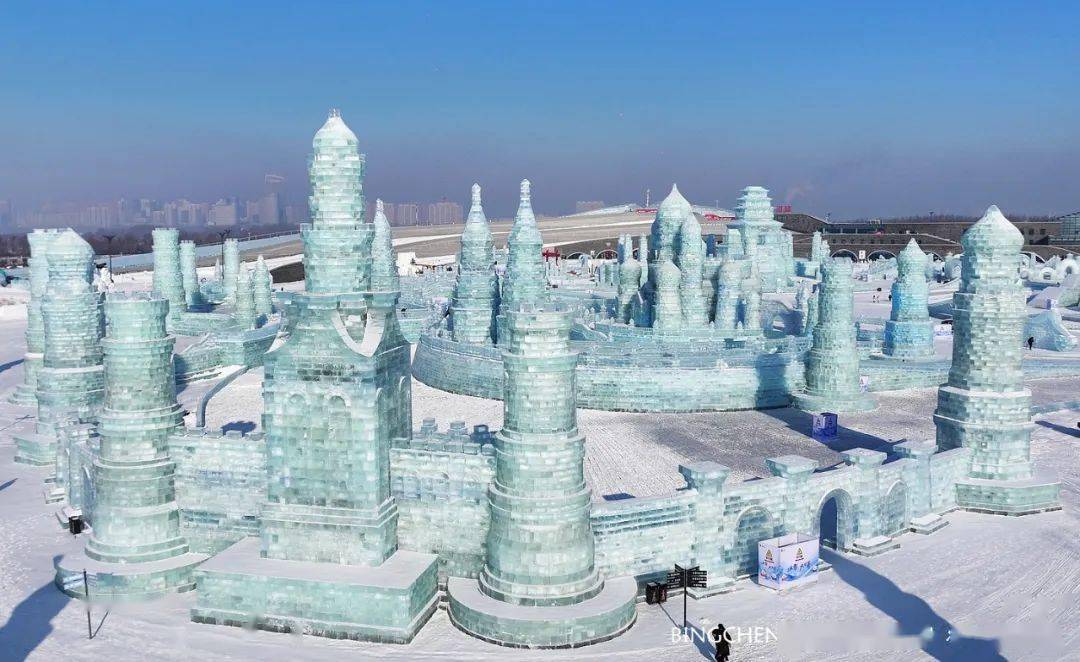 白天的冰雪大世界,宛如冰雕玉砌的"魔城"_冰城_哈尔滨_旅游