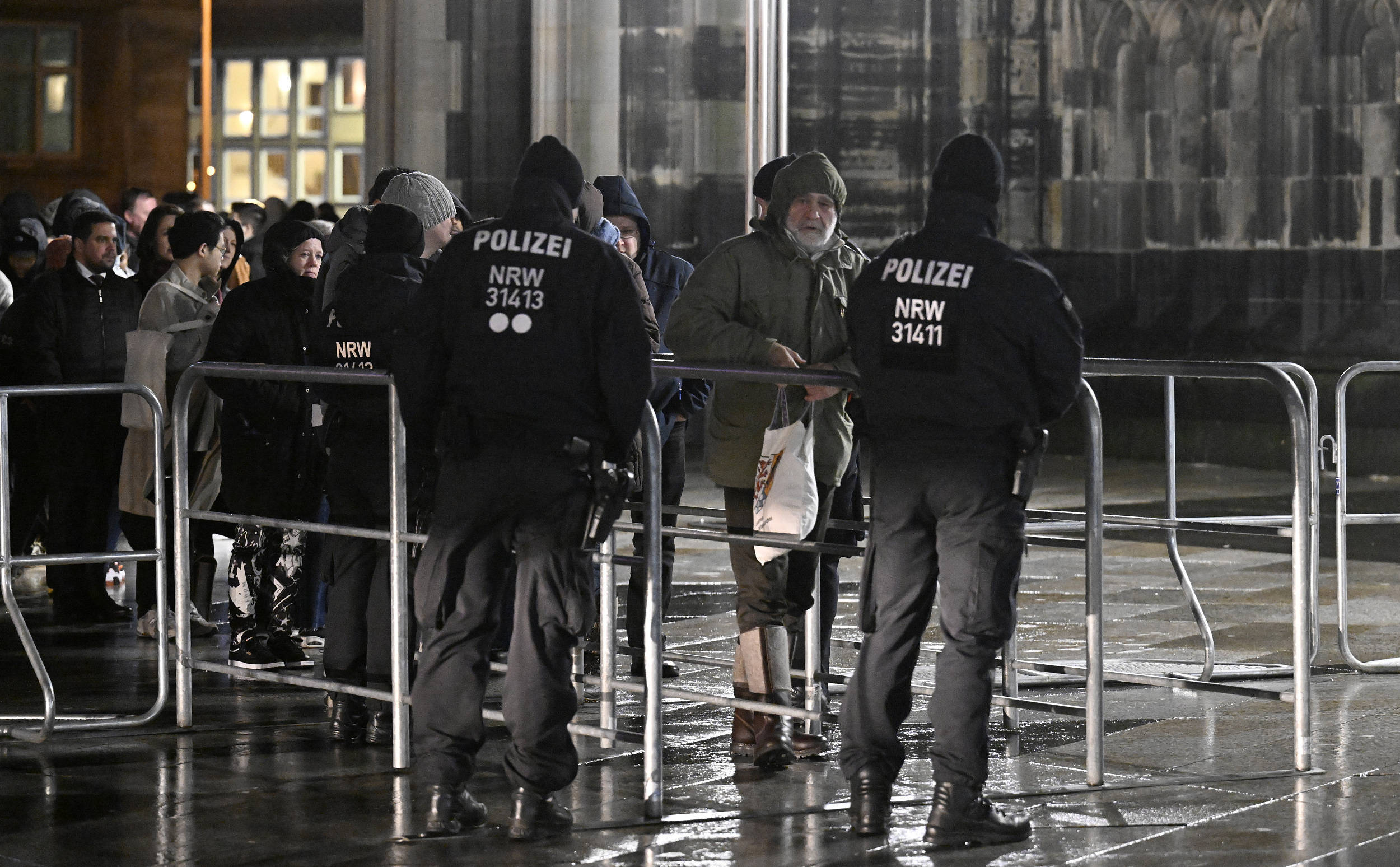 当地时间2023年12月24日,德国科隆,警察站在科隆大教堂前.