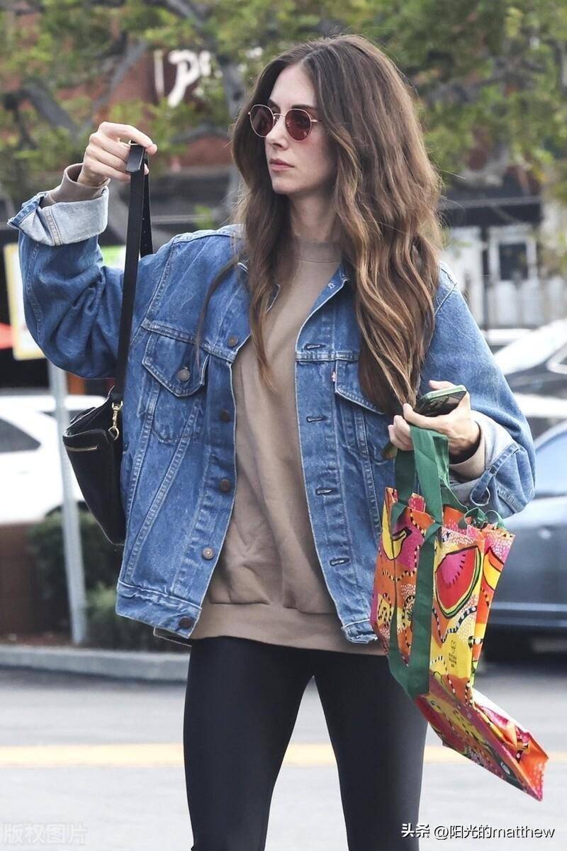 街拍:爱丽森-布里牛仔外套 卫衣 拖鞋 墨镜轻松休闲_时间_美国