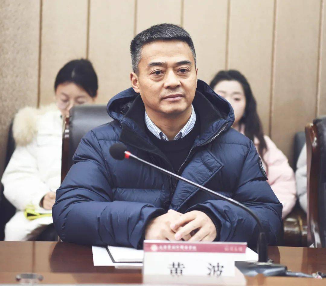 棠外理事长黄波,党委书记付全中,副校长温元聪,副校长朱晓波,附小校长