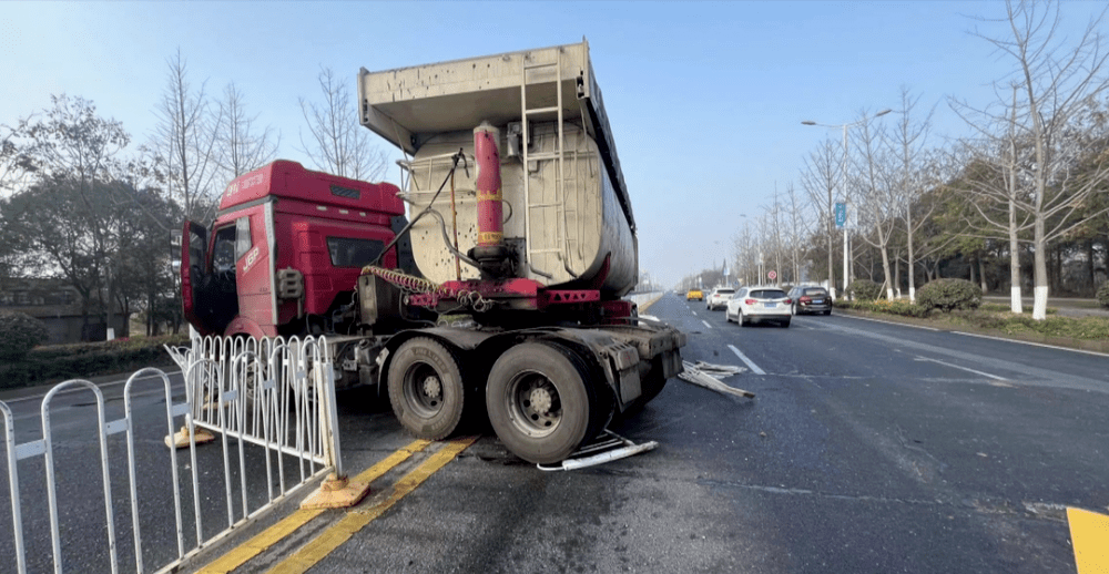 岳阳一洒水车随意变道,后车为躲避发生交通事故!_搜狐汽车_搜狐网