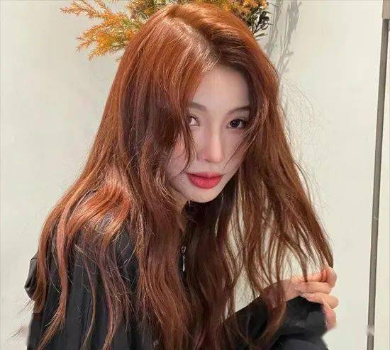 美拉德发色以炽热的红,金色调为主,打造出明亮而富有层次感的发色效果