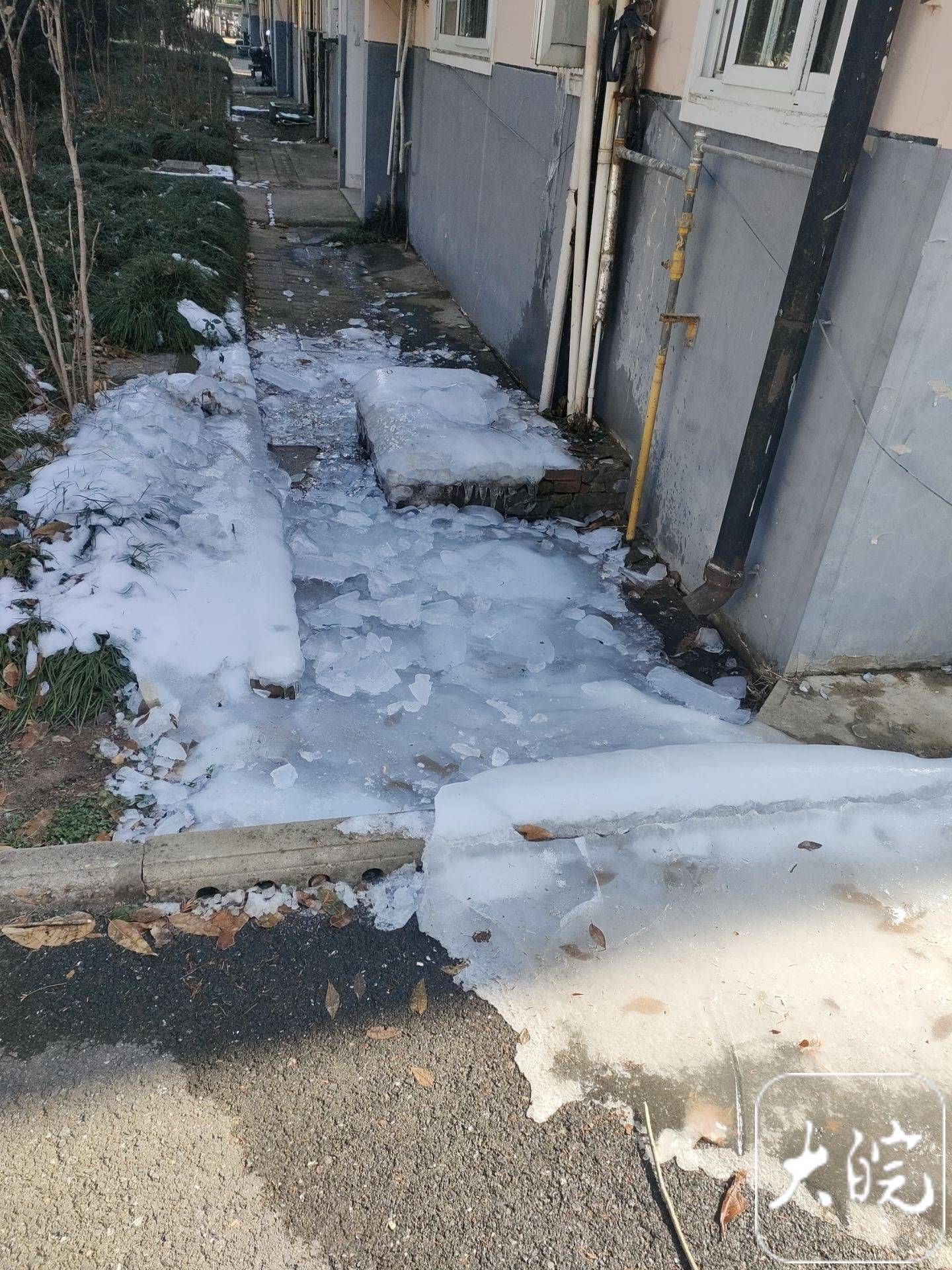 在一楼地面上的通道上也结了大面积的冰块,看起来是由滴水结冰形成