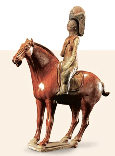 从北朝到隋唐,流行一种胡人戴的帽子,叫"浑脱帽",它是针对北方冬季的