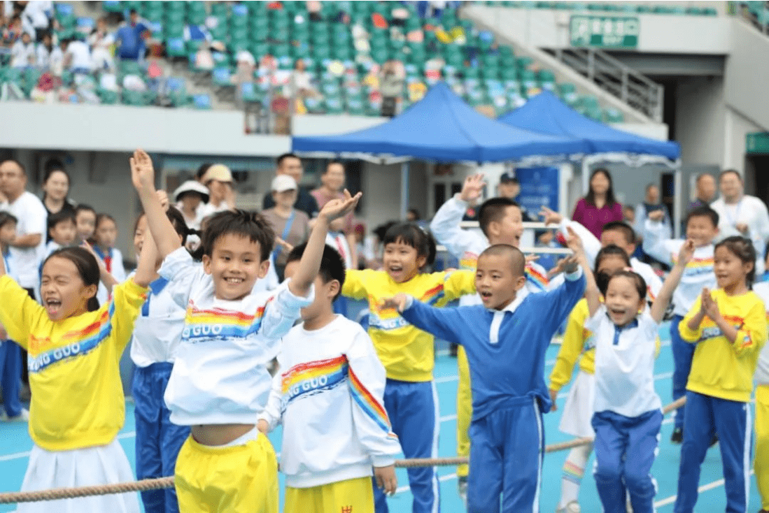 體育組組長謝添宣讀了田徑運動會團體總分的最終結果,校長李彬,副校長