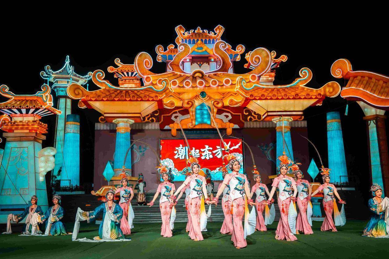 逛灯会看演出 锦绣中华国潮盛典喜迎元旦_迎新_氛围_活动