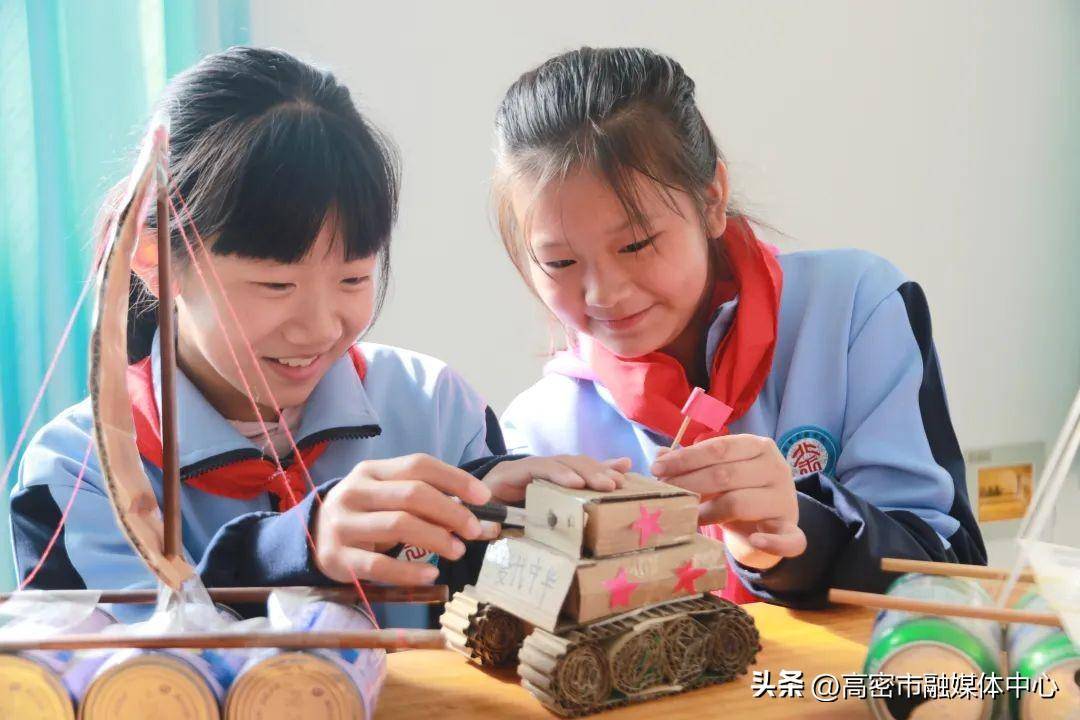 10月29日,在山東省高密市醴泉街道實驗學校,小學生們利用廢舊物品製作