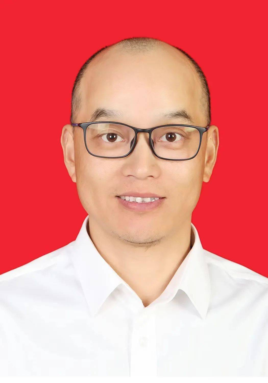 年3月出生,中共党员,籍贯浙江苍南,苍南县岱岭畲族乡坑门村党支部书记