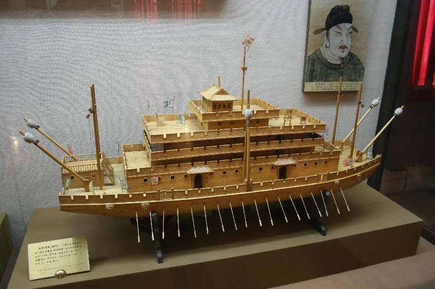 前者直接出动4艘五牙舰,用更长的拍杆抢先锤击对