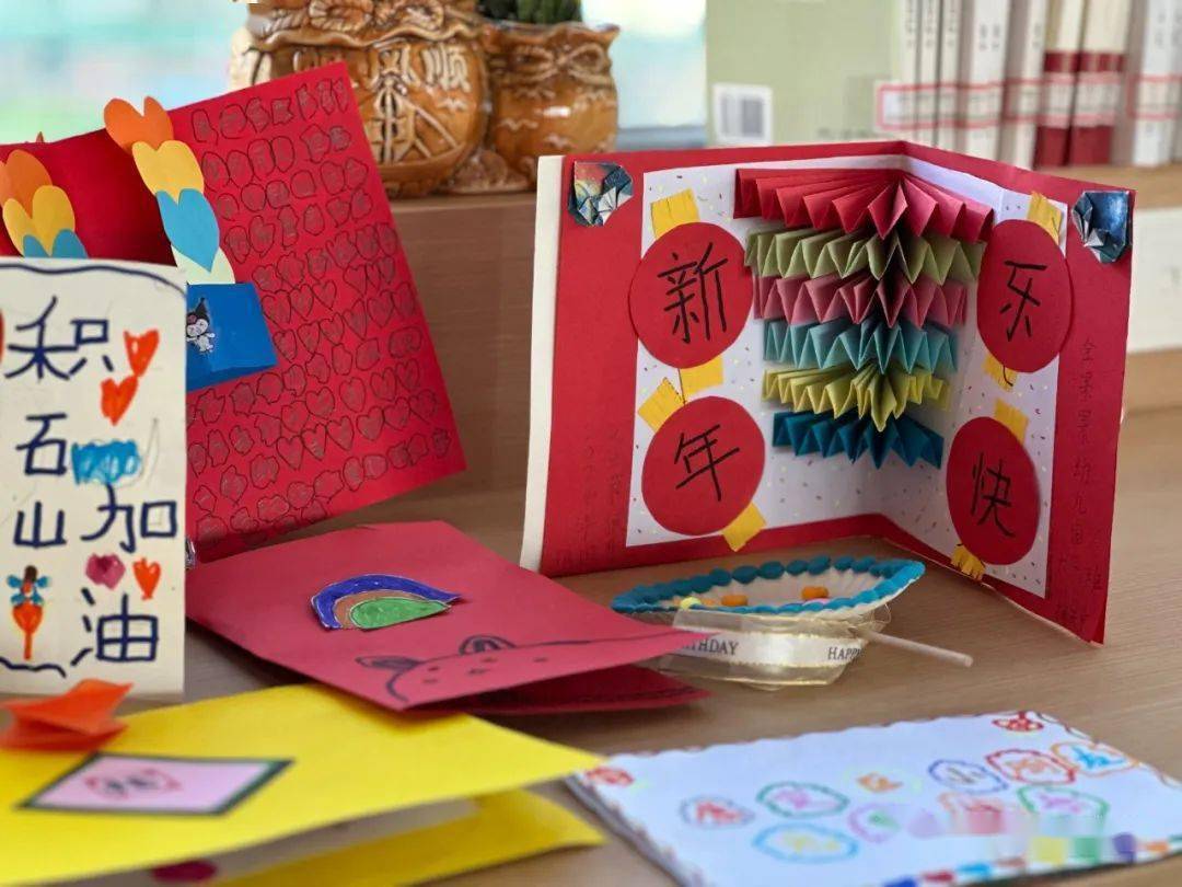 大家时时牵挂着地震灾区的同胞,小朋友们用多种方式书写福字,制作贺卡