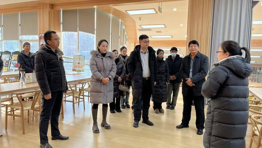 12月25日全天,治多县工青妇系统考察团实地参观了睢宁县昭义书院钢琴