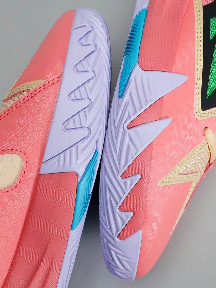 前掌两侧橡胶外底上翻,均采用锯齿形状进行处理,在不影响弯折的情况下