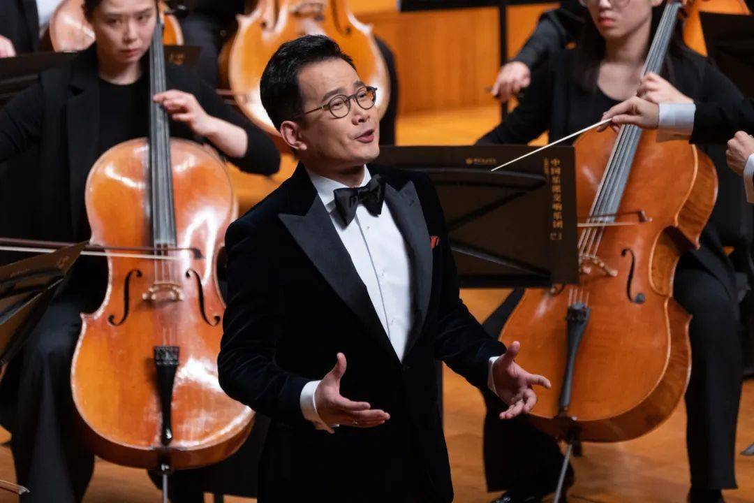 接下来,男高音歌唱家石倚洁为大家呈现了既有中国古诗词吟诵风格,又有