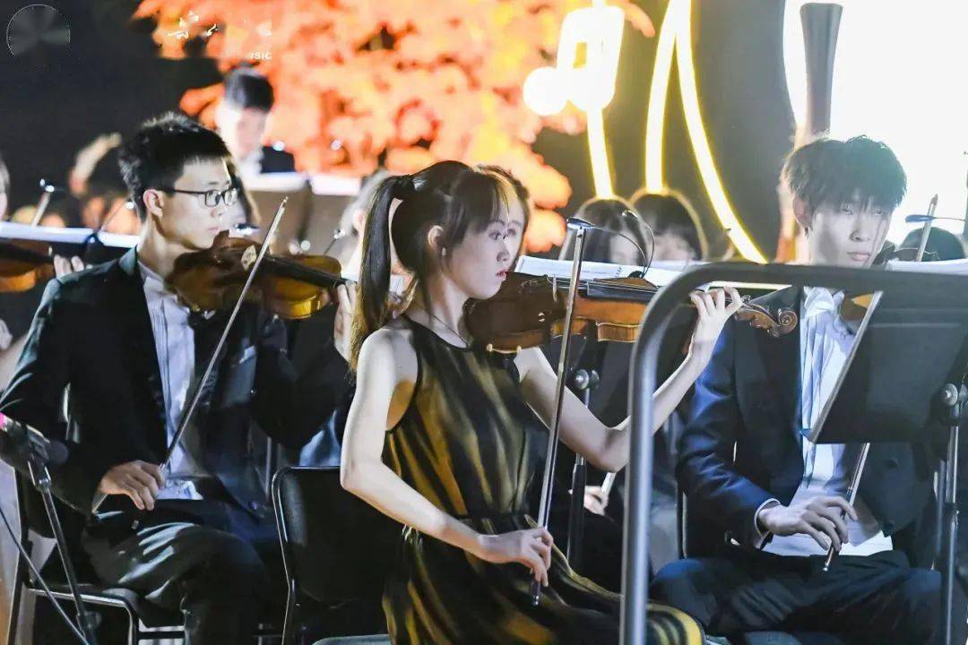 《古巴序曲》《第二圆舞曲》演奏:星海音乐学院交响乐团主持人:徐晋已