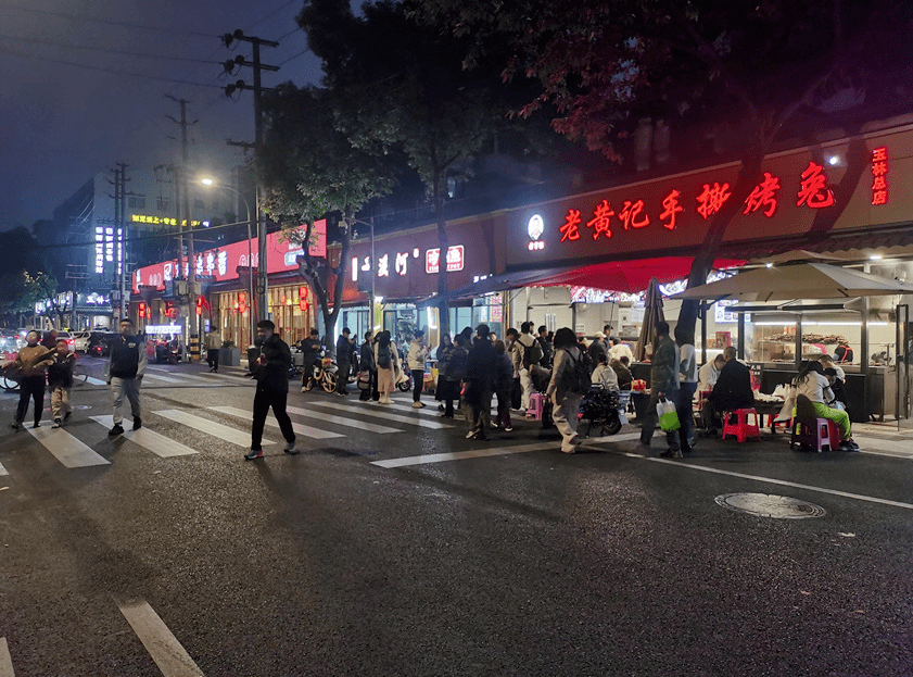 朦朧夜色,美食集合(劉海天 攝)何以解憂?唯有杜康.