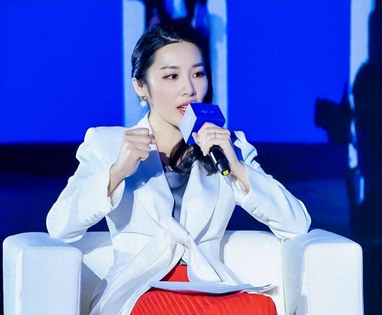 她是央视女神级主持人,比撒贝宁还优秀,才情出众,38岁感情成迷_李斯璇