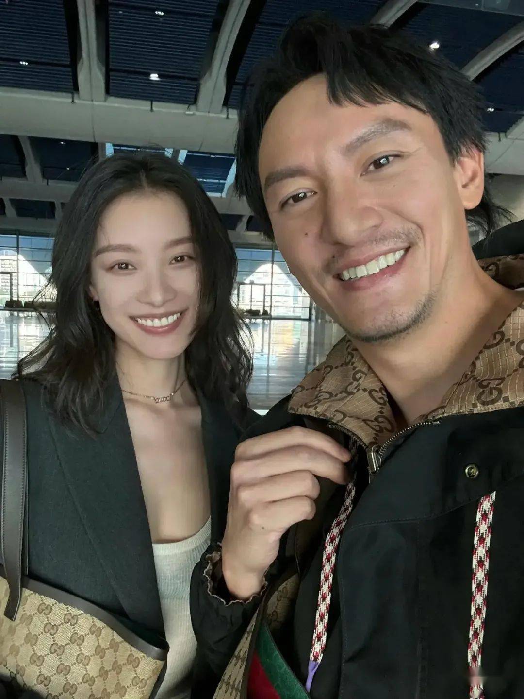 张震在机场偶遇倪妮后自拍留念 老友见面倍感亲切_娱乐_好友_雪暴