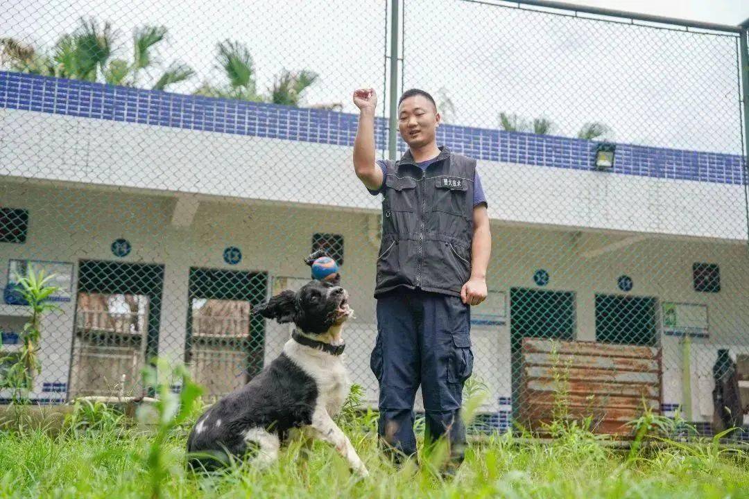 8月11日,當天值班的臨江派出所民警唐皓意在轄區夜間經濟集中區域巡邏