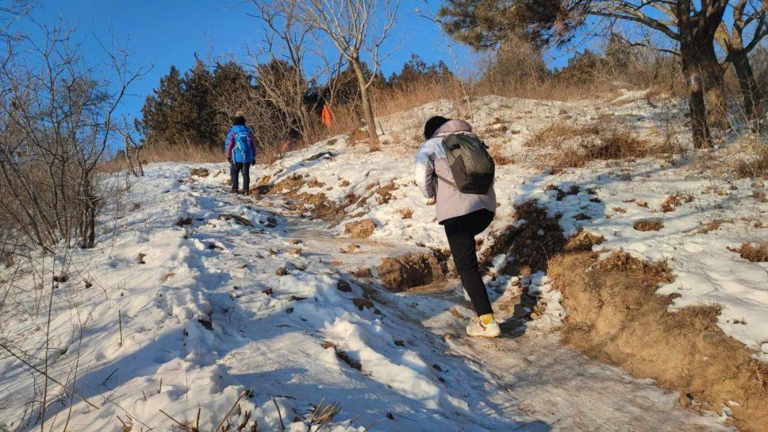 中国梦登山队踏雪黑石秘境 徒步香八拉悠闲活动_香山_积雪_周永鹏