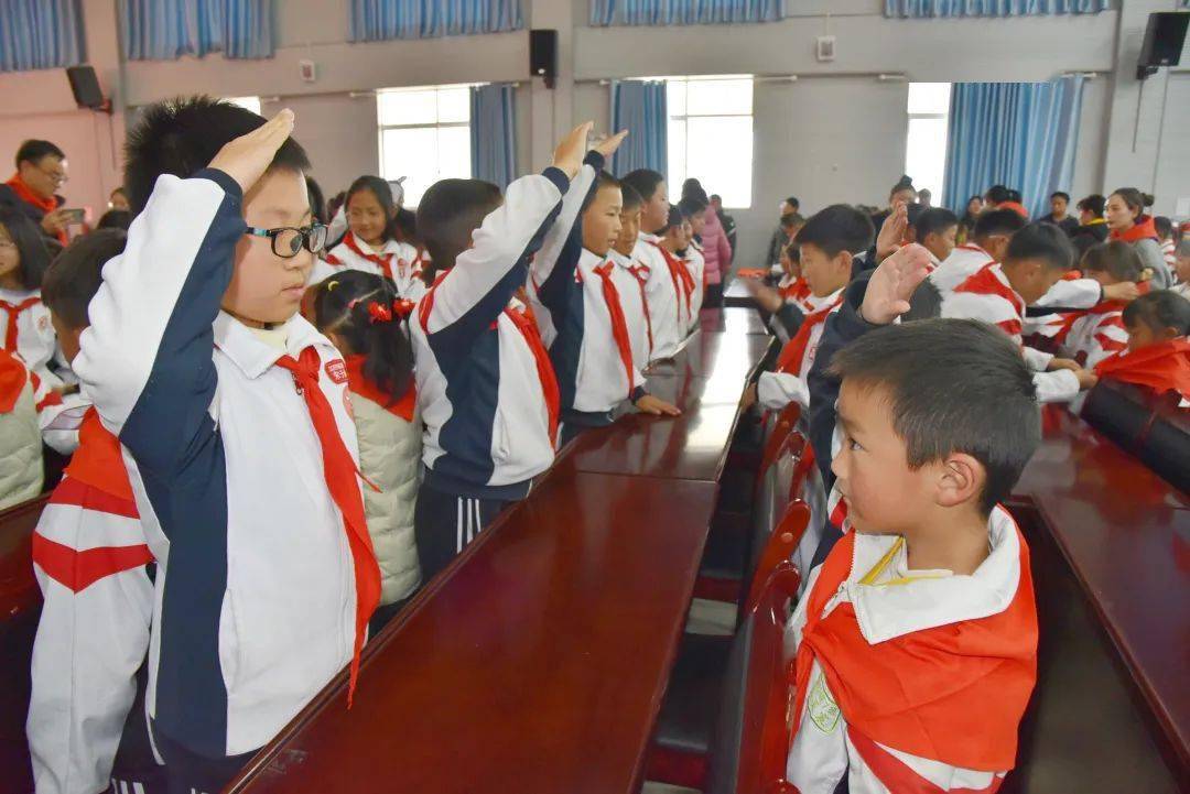 古城区文荣学校少先队迎来"新鲜血液"_少先队员_红领巾_光荣