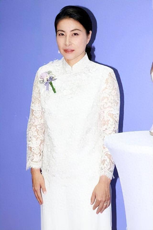 42岁郭晶晶久违登封杂志,陈漫掌镜,网友:挺美,但为啥都是侧脸_生活