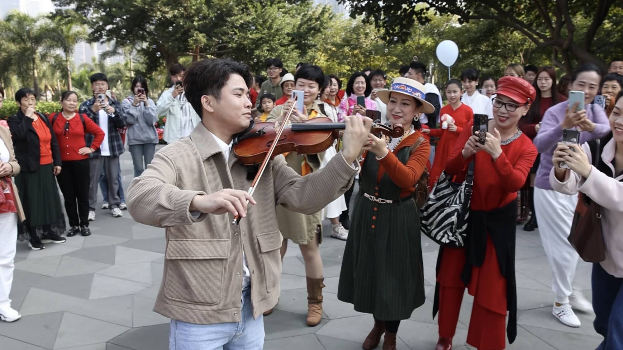 on january 1st, people from all walks of life in shenzhen