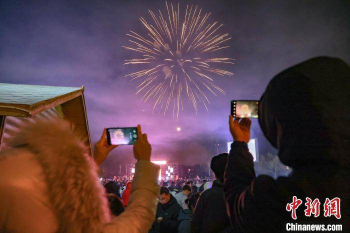 新疆博湖:璀璨烟花迎新年_年磊_盛宴_游客