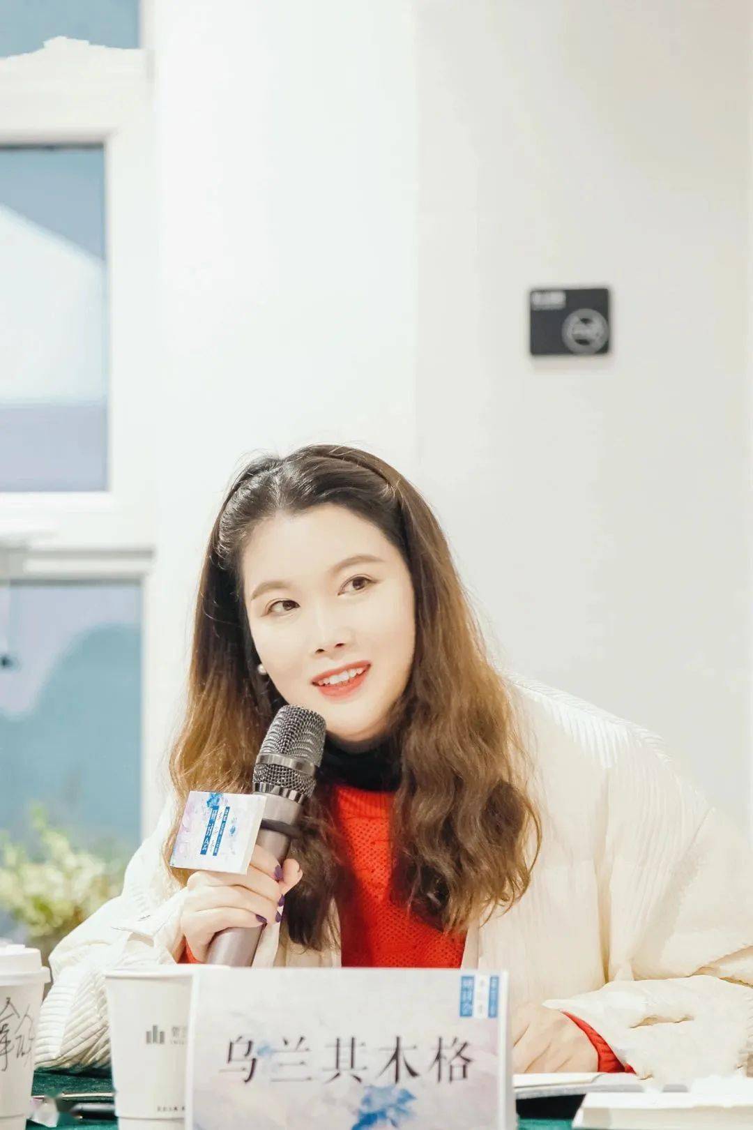 乌兰其木格,北京师范大学现当代文学博士,现为温州大学瓯江特聘教授