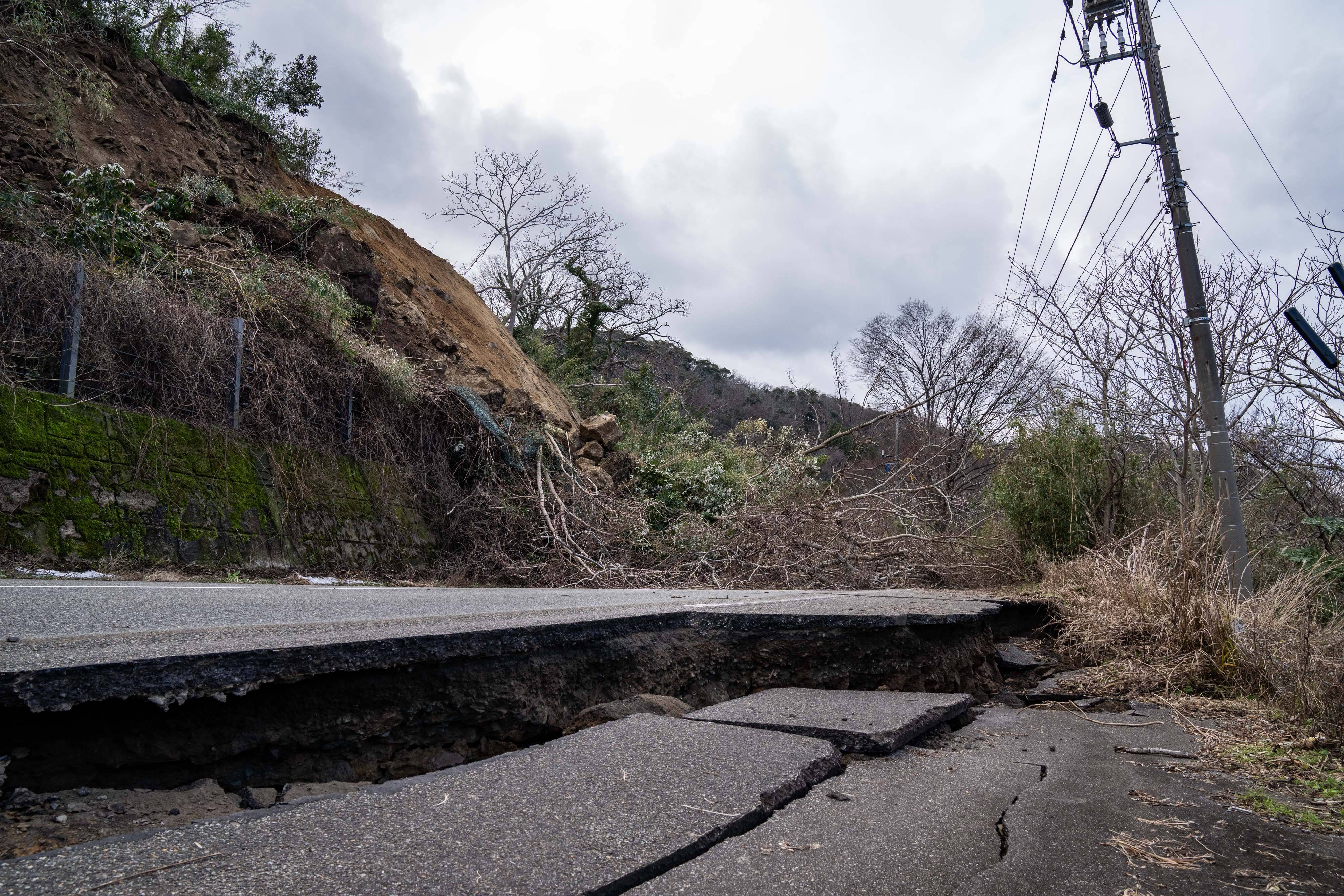奔赴重灾区！记者直击日本能登半岛地震_手机搜狐网
