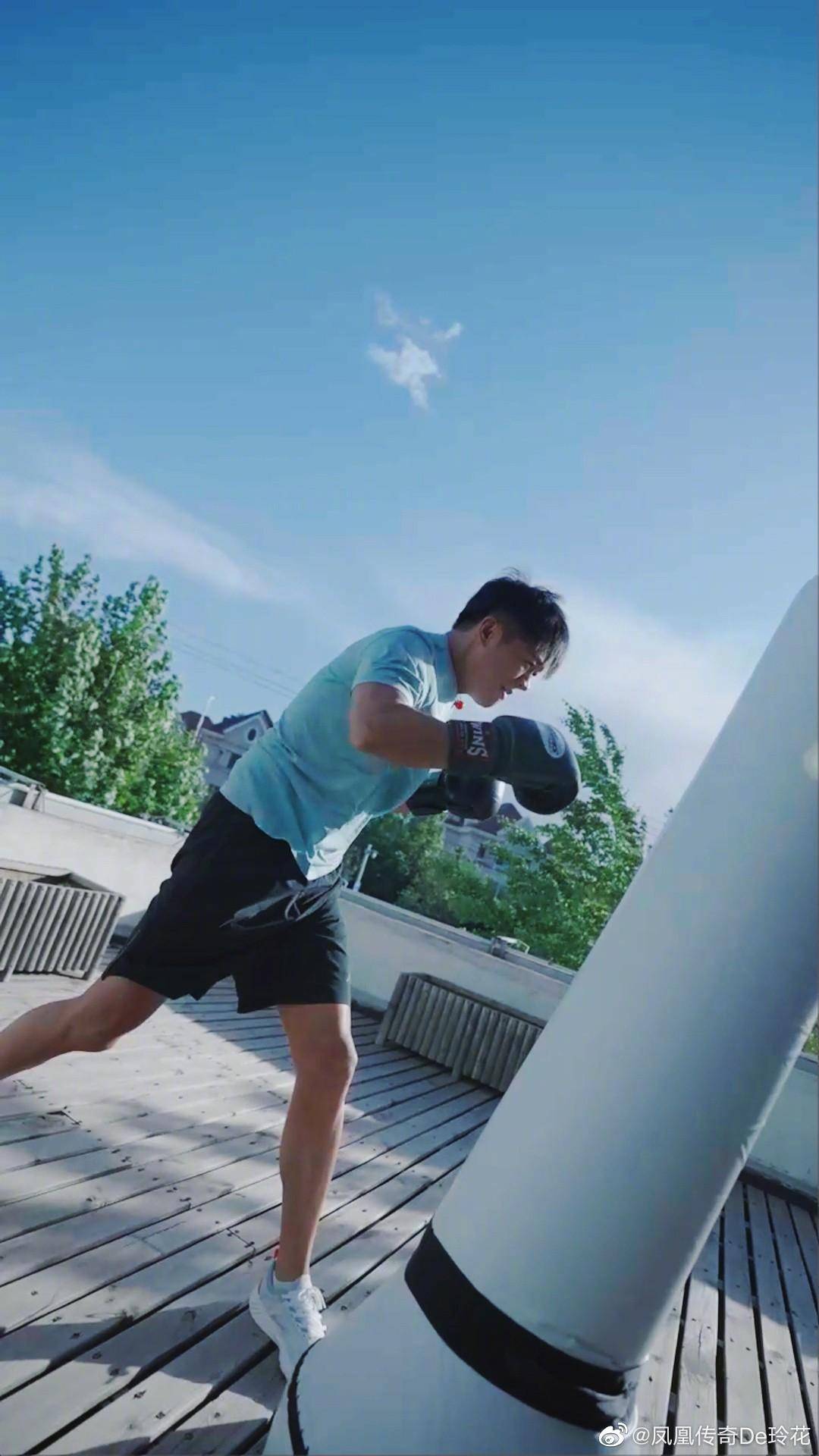 41岁曾毅肌肉更明显