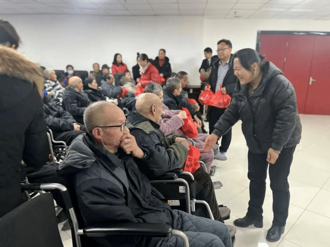 "团风县民政局到医养结合中心开展关爱老人活动_救助_领导班子_公益