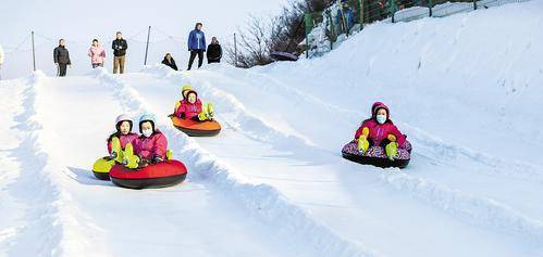 12月28日,遊客在承德市興隆縣一處滑雪場遊玩.