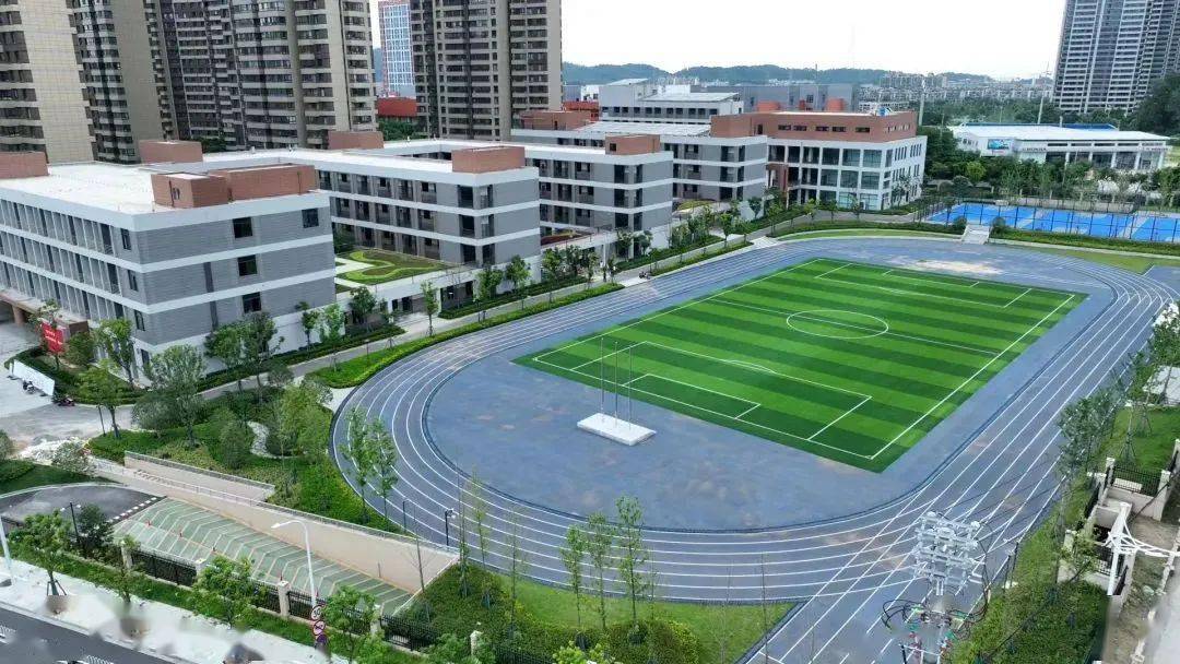 江宁高级中学福宁路校区学校秉持"崇德 力行"的校训,践行"立足学生